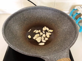 8、冬至美食   快手菜腊肠炒萝卜,油烧热后加入蒜片，炒出香味