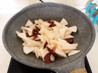 11、冬至美食   快手菜腊肠炒萝卜,翻炒2分钟