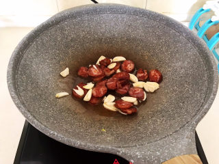 9、冬至美食   快手菜腊肠炒萝卜,加入腊肠，煸炒均匀