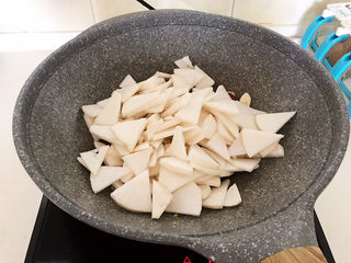 10、冬至美食   快手菜腊肠炒萝卜,加入萝卜