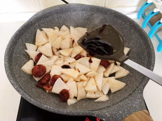 12、冬至美食   快手菜腊肠炒萝卜,加入蚝油