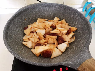 13、冬至美食   快手菜腊肠炒萝卜,翻炒均匀