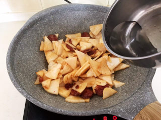 14、冬至美食   快手菜腊肠炒萝卜,加入100ml开水