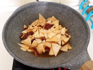 15、冬至美食   快手菜腊肠炒萝卜,大火烧5分钟左右即可，不要加锅盖