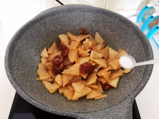 16、冬至美食   快手菜腊肠炒萝卜,加入精盐调味