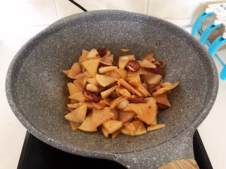 17、冬至美食   快手菜腊肠炒萝卜,翻炒均匀，腊肠炒白萝卜就做好了~