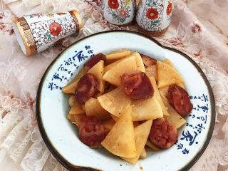 19、冬至美食   快手菜腊肠炒萝卜,腊肠炒白萝卜微辣鲜香，配上一碗白米饭，齐活了！这道菜食材简单，做法简单，营养丰富，特别适合冬季食用~