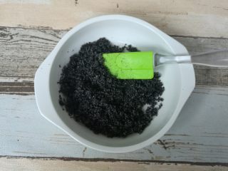 6、年轮卷卷饼干,制作馅料：黑芝麻加入糖用料理机打散，不要太细，有点颗粒感更好吃。加入8克玉米油混合均匀成馅料。