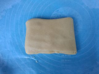 7、年轮卷卷饼干,取出面团，整理成长方形。