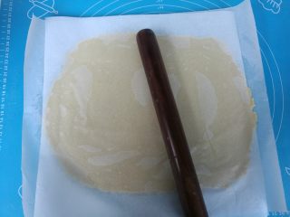 8、年轮卷卷饼干,上下铺上油纸，擀面杖擀成2mm厚的长方形