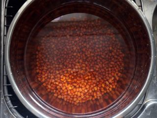 1、50克广式红豆蓉月饼,红豆洗净后用清水浸泡12个小时。