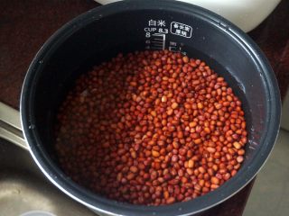 2、50克广式红豆蓉月饼,用电饭煲的煮饭功能煮红豆，加入的清水能完全浸泡手掌即可。