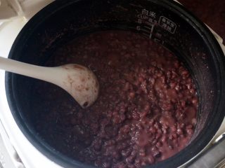 3、50克广式红豆蓉月饼,经过1个多小时的熬煮，红豆变得软烂。