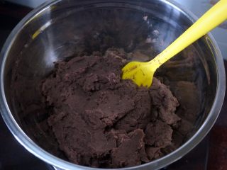 4、50克广式红豆蓉月饼,将煮熟的红豆放入破壁机搅打，这样可以让馅料更顺滑。如果有时间，不用破壁机搅打，做洗沙红豆馅也可以。