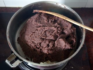 7、50克广式红豆蓉月饼,随着糖的融化，油的融入，馅料变得稀起来，耐心慢慢将其炒成团，大概一个小时左右。