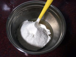 10、50克广式红豆蓉月饼,加入中筋粉和奶粉。