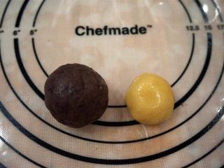 12、50克广式红豆蓉月饼,分馅料和皮，50克的模具，制作60克的月饼，馅料40克一个，皮20克一个。