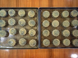 15、50克广式红豆蓉月饼,印好的月饼排放在烤盘上。烤箱上下火210度预热5分钟。