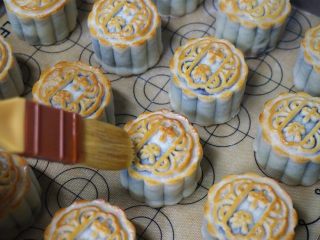 18、50克广式红豆蓉月饼,再取出，刷第二次蛋黄液，然后再放入烤箱烤5分钟即可。