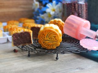 19、50克广式红豆蓉月饼,出炉后转移到冷却架上冷却，然后盖上油纸，回油一天。