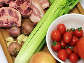 1、番茄红酒烩牛尾,原料：500克牛尾，4茶匙油，50克培根，半个洋葱，1个胡萝卜，3束西芹杆，4瓣大蒜，250克红酒，10克迷迭香，1个大番茄，2片月桂叶，70克番茄酱，5克盐，5克胡椒