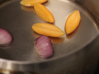 13、番茄红酒烩牛尾,可以将胡萝卜削成橄榄，和小洋葱一起煮软