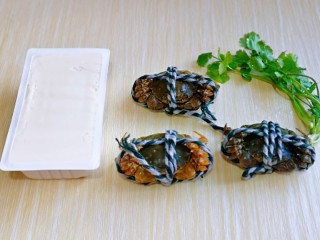 1、蒜泥螃蟹,准备食材，建议用内酯豆腐，比较嫩滑。