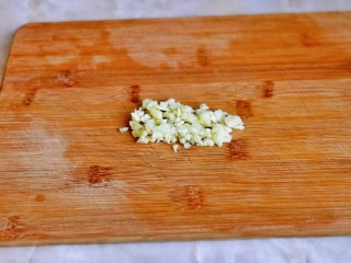 2、蒜泥螃蟹,将豆腐倒扣在砧板上，再切小块。