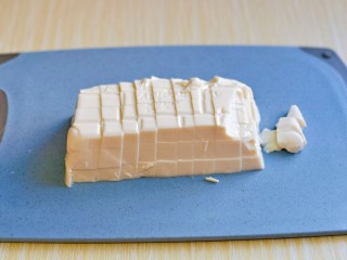 3、蒜泥螃蟹,锅中加入纯净水烧开，下豆腐块，再次烧开煮1分钟捞出。