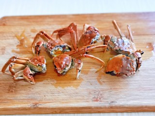 7、蒜泥螃蟹,再切开，一切二即可。