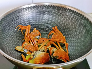 8、蒜泥螃蟹,起油锅，加入姜蒜煸炒，再加入螃蟹，小火翻炒。