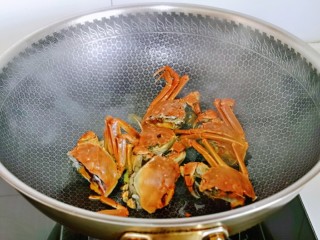 9、蒜泥螃蟹,加入料酒翻炒，去腥。