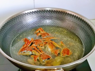 10、蒜泥螃蟹,再加2小碗纯净水，盖上盖子大火烧开，转中火煮5分钟。