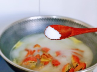 11、蒜泥螃蟹,按个人口味加入盐，滴3-4滴生抽。