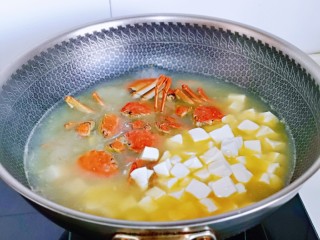 12、蒜泥螃蟹,再加入豆腐，转中小火炖煮8分钟。
