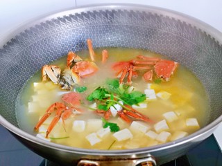 13、蒜泥螃蟹,撒上准备好的香菜，关火出锅。