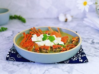 14、蒜泥螃蟹,盛出装盘，鲜美至极。