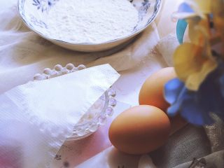 2、酥脆可口的 手指饼干 (提拉米苏原料),将裱花袋减个口(我减了食指+中指两个手指那么宽)