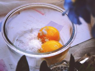 5、酥脆可口的 手指饼干 (提拉米苏原料),蛋黄内加入10g糖