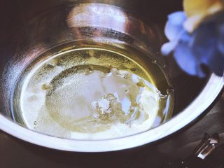 7、酥脆可口的 手指饼干 (提拉米苏原料),将剩下的糖加入到蛋白中