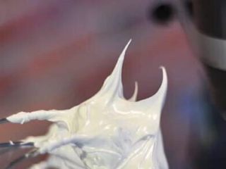 8、酥脆可口的 手指饼干 (提拉米苏原料),用电动打蛋器打发到提起打蛋器有个尖角即可