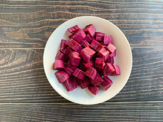 1、香芋紫薯小汤圆,紫薯去皮切小