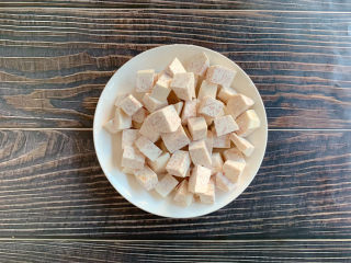 2、香芋紫薯小汤圆,香芋去皮切小