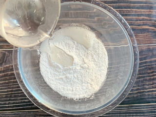 4、香芋紫薯小汤圆,糯米粉加入热水，揉成光滑面团