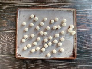 5、香芋紫薯小汤圆,再分成若干小份，揉成小汤圆