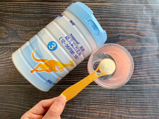 6、香芋紫薯小汤圆,搅拌杯中放入澳优珀淳奶粉