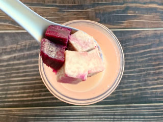 7、香芋紫薯小汤圆,蒸熟的紫薯香芋取一半，加入奶粉里