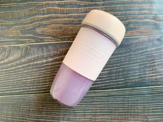 8、香芋紫薯小汤圆,加适量温水，打成奶香味