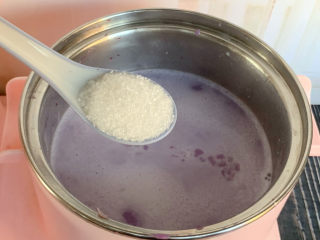 9、香芋紫薯小汤圆,把奶香糊倒入早 餐 机汤锅中，加适量清水、白糖，大火搅拌煮沸