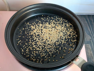 11、香芋紫薯小汤圆,将芝麻用煎锅干炒熟，撒到紫薯芋头小汤圆上即可